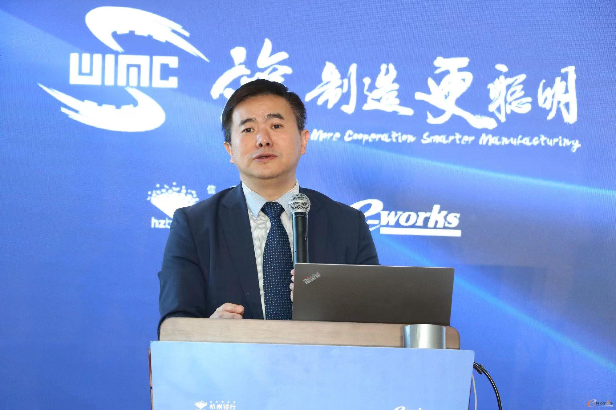 圖2 e-works數(shù)字化企業(yè)網(wǎng)總編、CEO、國家智能制造專家委員會(huì)委員黃培主持論壇