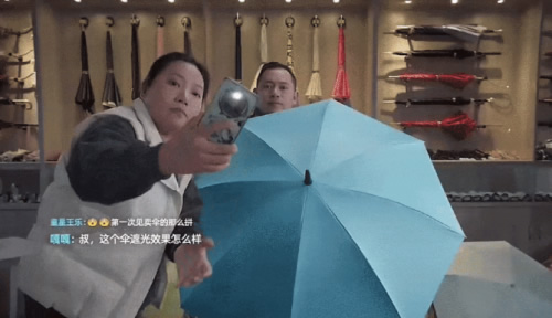 雷鵬琳撐起傘面，對準(zhǔn)鏡頭.jpg