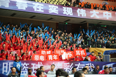 CBA四川戰(zhàn)勝山西取四連勝 帶電青年助威團(tuán)亮相賽場(chǎng)
