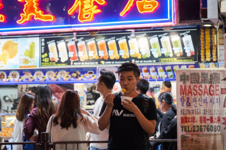 香港95后演員的副業(yè)很特別， 不拍戲就做“網(wǎng)約導(dǎo)游”帶人吃喝玩樂