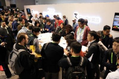 全球首款可折疊柔性屏手機FlexPai柔派亮相CES 2019，現(xiàn)場掀起熱潮