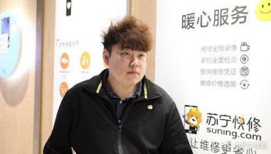 這個(gè)蹲地上修手機(jī)的小哥火了，網(wǎng)友：好人一生平安！