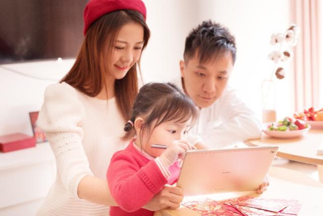 華為平板M5青春版新年篇：智能語音打破傳統(tǒng)規(guī)則，與你相約的互動新方式！
