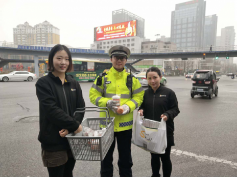 暖心！春節(jié)不打烊的蘇寧小店給過年堅(jiān)守崗位的他們送禮物