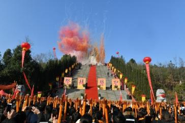 我有幸現(xiàn)場參與張仲景誕辰日盛典，祭拜醫(yī)圣祈福健康！