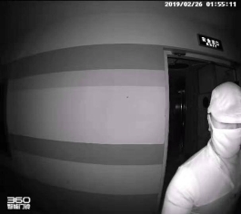 前不久，某小區(qū)業(yè)主家門前發(fā)生了這樣一幕……