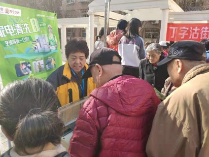 家電以舊換新該找誰(shuí)，社區(qū)來(lái)了蘇寧幫客講解員