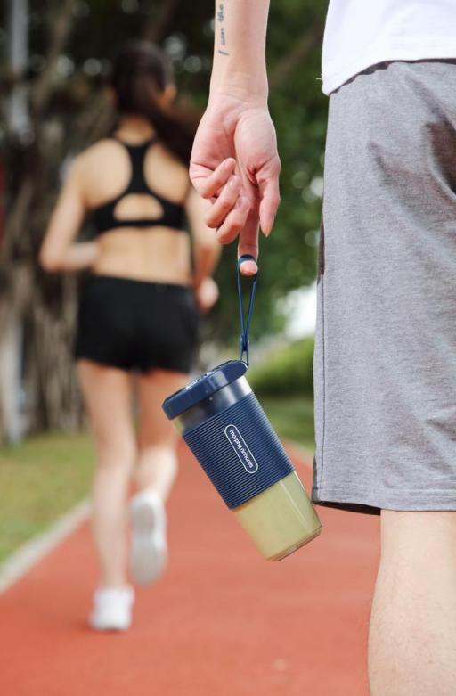還在用保溫杯？時尚男神新標(biāo)配——摩飛便攜榨汁杯