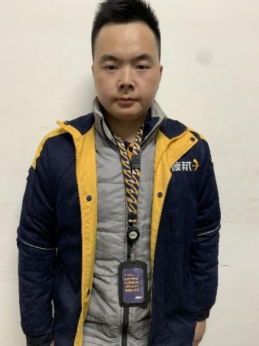 快遞員獲10萬元金磚年終獎，卻問“我爸不會再罵我了吧？”