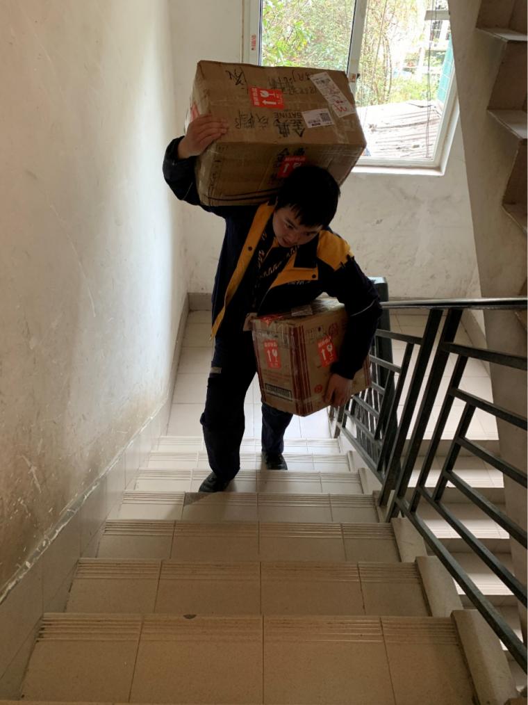快遞員獲10萬元金磚年終獎，卻問“我爸不會再罵我了吧？”