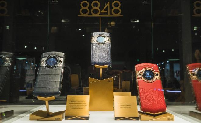 8848手機(jī)再登巴塞爾表展，一面手機(jī)一面腕表格外吸睛