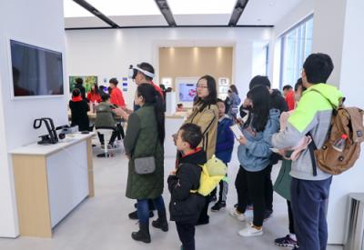 武漢華為授權(quán)體驗(yàn)店P(guān)lus開業(yè) 以全場景消費(fèi)體驗(yàn)驅(qū)動(dòng)新零售升級(jí)