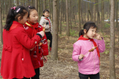 踏春郊游，五香居為留守兒童送上美食和關(guān)愛