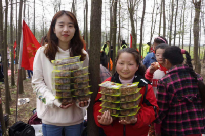 踏春郊游，五香居為留守兒童送上美食和關(guān)愛