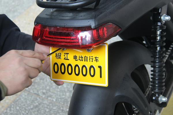 臺(tái)州交警頒發(fā)首張國(guó)標(biāo)車牌0000001，花落“立馬電動(dòng)車”！