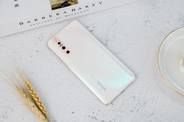 從此和挖孔屏說再見，vivo X27帶你領(lǐng)略真全面屏的魅力！
