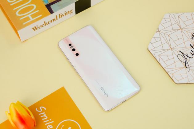 從此和挖孔屏說再見，vivo X27帶你領(lǐng)略真全面屏的魅力！