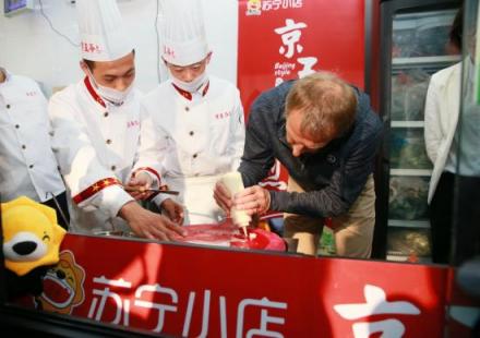 克林斯曼驚現(xiàn)北京朝陽區(qū)蘇寧小店，現(xiàn)場攤起了“金色大煎餅”