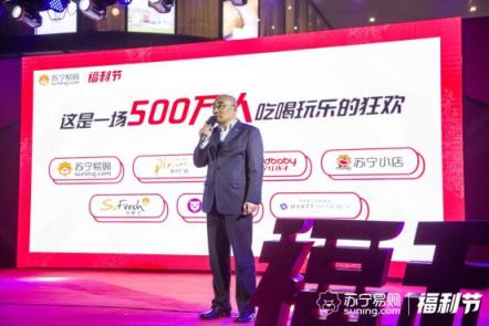 天上掉下2億紅包！徐州人表示：被砸中“很幸?！?/></p><p>位于徐州核心商圈的地標(biāo)建筑蘇寧廣場，涵蓋了國際奢侈品、輕奢品、國際名品、快消品以及其他高端休閑娛樂、文化藝術(shù)業(yè)態(tài)，也積極參戰(zhàn)蘇寧福利節(jié)。</p><p align=