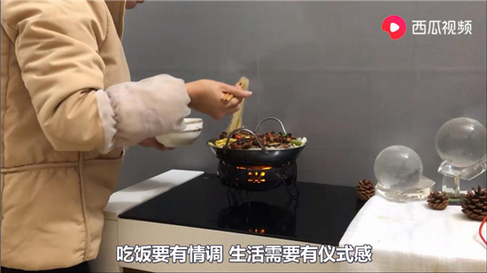 300塊的出租房活出30000塊的生活，打工妹變藝術(shù)家vlog走紅西瓜視頻