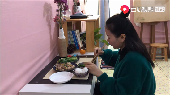 300塊的出租房活出30000塊的生活，打工妹變藝術(shù)家vlog走紅西瓜視頻