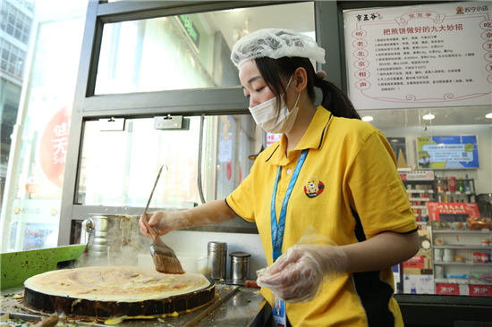 蘇寧小店的“煎餅西施”：一分鐘一張餅，顧客排隊(duì)來(lái)圍觀(guān)