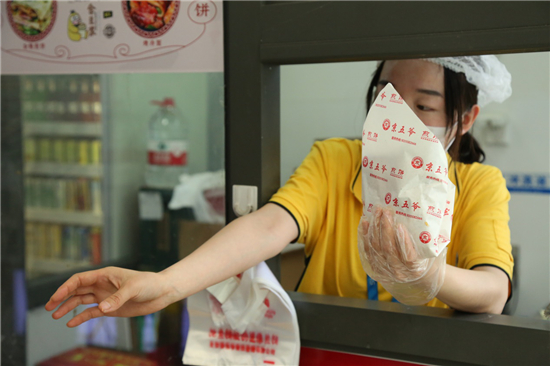 蘇寧小店的“煎餅西施”：一分鐘一張餅，顧客排隊(duì)來(lái)圍觀(guān)