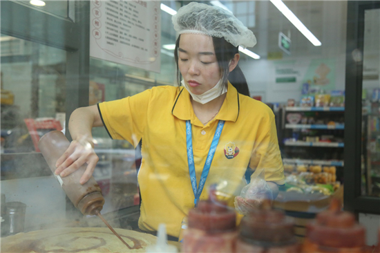 蘇寧小店的“煎餅西施”：一分鐘一張餅，顧客排隊(duì)來(lái)圍觀(guān)