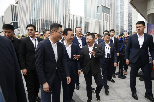 小馬哥和王健林逛街，都路過了哪些黑科技？