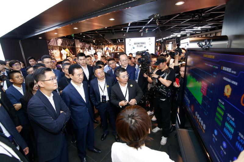 馬化騰、王健林巡店萬達，體驗小程序打卡，還領(lǐng)了安踏的優(yōu)惠券…