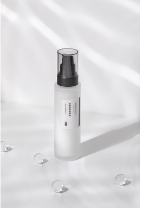 HomeFacialPro「隱形乳液」全新升級 開啟夏日元?dú)饧?/></p><p>為了給消費(fèi)者帶來更好的夏日護(hù)膚體驗(yàn)，HFP實(shí)驗(yàn)室®在本次乳液配方升級中進(jìn)行了39次的配方調(diào)制，研發(fā)出首個專研配比Jenny039™，蘊(yùn)含多種果糖保濕成分，原有的低聚糖濃度從0.1%提升至3.02%，大幅提高了保濕能力。低聚糖中蘊(yùn)含擁有超強(qiáng)保濕能力的糖類同分異構(gòu)體，能夠補(bǔ)充天然保濕因子，同時(shí)能夠綁定角質(zhì)細(xì)胞中的氨基酸，讓肌膚能夠獲得長達(dá)8小時(shí)的保濕能力，除此之外，它還能通過加強(qiáng)皮膚屏障來提高皮膚自身保濕鎖水能力，優(yōu)秀的保濕能力深受各大護(hù)膚品牌的青睞。為了將保濕效果做到極致，HFP實(shí)驗(yàn)室®復(fù)配了長角豆籽提取物，激活肌膚水通道，促進(jìn)肌膚輸水、鎖水和儲水，讓肌膚在炎熱夏季也能處于水嫩狀態(tài)。</p><p>在本次配方升級中研發(fā)師們創(chuàng)新添加了類蜂皇漿提取物這一控油成分，作為護(hù)膚界最優(yōu)先使用的控油成分，類蜂膠提取物能夠在短期內(nèi)大幅降低皮脂腺體的數(shù)量，減少皮脂分泌，從而達(dá)到長達(dá)3小時(shí)的控油效果，告別夏日“油”慮?！　?/p><p align=