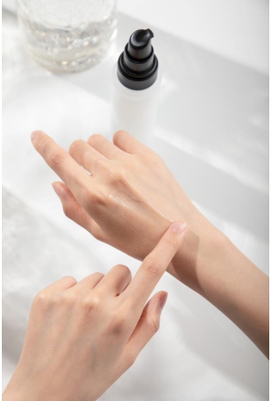 HomeFacialPro「隱形乳液」全新升級 開啟夏日元?dú)饧?/></p><p><strong>精研成分護(hù)膚 傳遞匠心精神</strong></p><p>國內(nèi)專業(yè)護(hù)膚品牌HomeFacialPro始終秉承著“以成分打動肌膚”的品牌理念，為了尋找更優(yōu)的成分及研發(fā)出更合適的成分配比，HFP創(chuàng)建了由一線研發(fā)人員組成的HFP實(shí)驗(yàn)室®，在成分領(lǐng)域不斷鉆研深耕，為消費(fèi)者帶來更多的誠意之作。</p><p>除了聚焦產(chǎn)品本身的功效研發(fā)外，HFP也潛心于成分護(hù)膚理念的傳達(dá)，讓更多人能夠感受成分護(hù)膚之美。在今年春季，HFP攜手原液代言人王一博及新銳攝影師張家誠合作拍攝了一組KV大片，以成分對談為主題，充分演繹每個HFP成分的不同個性，在靜態(tài)的畫面中生動傳達(dá)了成分護(hù)膚的理念?！　?/p><p align=