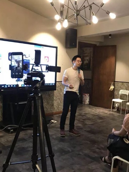 從幾歲孩童到80歲奶奶都跟他學(xué)英語(yǔ)，火山小視頻上的這位陳老師是如何做到的？