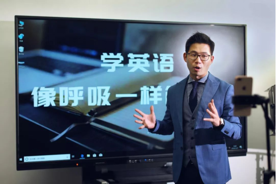 從幾歲孩童到80歲奶奶都跟他學(xué)英語(yǔ)，火山小視頻上的這位陳老師是如何做到的？
