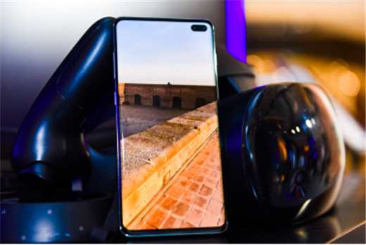在三星Galaxy S10系列面前，屏幕是華為最大的痛