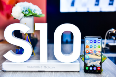 超值！三星Galaxy S10系列1000元換新補(bǔ)貼、24期免息等你來(lái)?yè)?/></p><p><strong>超感官全視屏 極致視覺(jué)體驗(yàn)</strong></p><p>三星的屏幕一直是業(yè)界最強(qiáng)，沒(méi)有之一。此次三星Galaxy S10系列的超感官全視屏采用了屏內(nèi)開(kāi)孔設(shè)計(jì)，將前置攝像頭和傳感器隱藏在屏下開(kāi)孔內(nèi)，使整個(gè)屏幕看起來(lái)更加渾然一體，保證手機(jī)外觀(guān)顏值高的同時(shí)，也為用戶(hù)在觀(guān)看視頻和游戲時(shí)帶來(lái)置身影院般的沉浸式體驗(yàn)。三星Galaxy S10系列的超感官全視屏還擁有真實(shí)生動(dòng)的艷麗畫(huà)面，細(xì)節(jié)更加清晰富有層次感，并且通過(guò)了HDR10+認(rèn)證，可在各種場(chǎng)景中實(shí)現(xiàn)動(dòng)態(tài)色調(diào)映射;暗光環(huán)境下，能提供令人滿(mǎn)意的逼真色彩與對(duì)比度，在明亮的日光下屏幕依然可以清晰的觀(guān)看影像細(xì)節(jié)。</p><p align=