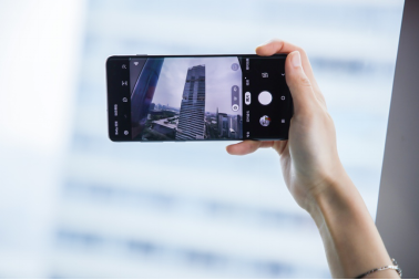 超值！三星Galaxy S10系列1000元換新補(bǔ)貼、24期免息等你來(lái)?yè)?/></p><p><strong>超視覺(jué)拍攝系統(tǒng) 留住精彩瞬間</strong></p><p>拍照作為智能手機(jī)用戶(hù)的核心需求,三星同樣非常重視。三星Galaxy S10系列搭載了全新的超視覺(jué)拍攝系統(tǒng)，為用戶(hù)輕松記錄每一刻，并帶來(lái)隨手一拍即可呈現(xiàn)大片效果的拍攝體驗(yàn)。其后置攝像頭中的超廣角攝像頭能夠呈現(xiàn)出如同人眼視角般的123度超廣角視野，令鏡頭取景所見(jiàn)即所得;而穩(wěn)定、高質(zhì)量的4K UHD視頻拍攝更能清晰捕捉瞬間的精彩;前置雙攝美拍以及支持多達(dá)30種智能場(chǎng)景優(yōu)化以及凝時(shí)拍攝、動(dòng)態(tài)萌拍等一系列功能，讓用戶(hù)輕松記錄精彩的同時(shí)，也可享受專(zhuān)業(yè)級(jí)的拍攝體驗(yàn)。</p><p align=
