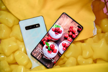 超值！三星Galaxy S10系列1000元換新補(bǔ)貼、24期免息等你來(lái)?yè)?/></p><p><strong>性能全面升級(jí)</strong><strong>旗艦魅力盡顯</strong></p><p>不止屏幕顏值高、拍照出色，三星Galaxy S10系列在性能方面也堪稱(chēng)頂級(jí)。三款機(jī)型均搭載了新一代7nm驍龍855處理器和人工智能引擎，整體<a href=