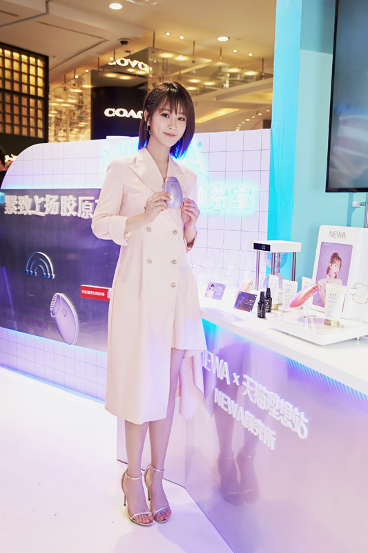 楊紫出席以色列NEWA家用射頻美容儀的活動，緊致少女肌令人羨慕