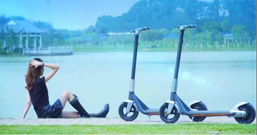 電動(dòng)滑板車熱潮來襲，速來圍觀！——多彩D02電動(dòng)滑板車