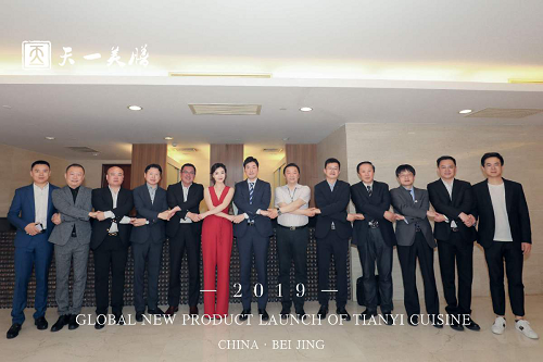 倪萍、王江寧出席天一美膳·飽倍兒2019新品發(fā)布會(huì)，星光熠熠眾星璀璨