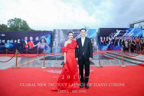 倪萍、王江寧出席天一美膳·飽倍兒2019新品發(fā)布會(huì)，星光熠熠眾星璀璨