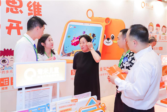 奇米兒童至尊新品M5隆重發(fā)布，獨(dú)家內(nèi)置“何秋光思維訓(xùn)練課程”！