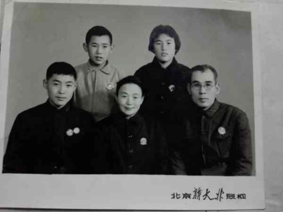 圓滿！熱心網(wǎng)友助力丟失25年老相冊(cè)神奇找到主人，揭開(kāi)所有謎題