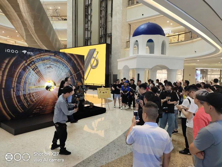 突發(fā)事件！上海愛琴海廣場驚現(xiàn)一機(jī)甲英雄？網(wǎng)友直呼：太硬核！