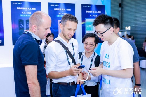訊飛翻譯機(jī)亮相CES ASIA 2019，專業(yè)技術(shù)閃耀全場