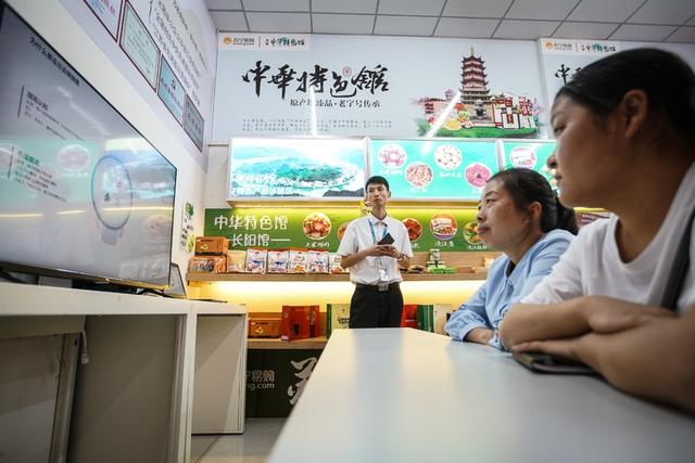 當(dāng)青山綠水遇上蘇寧扶貧實訓(xùn)店，85后店長用實力演繹扎根一線扶貧