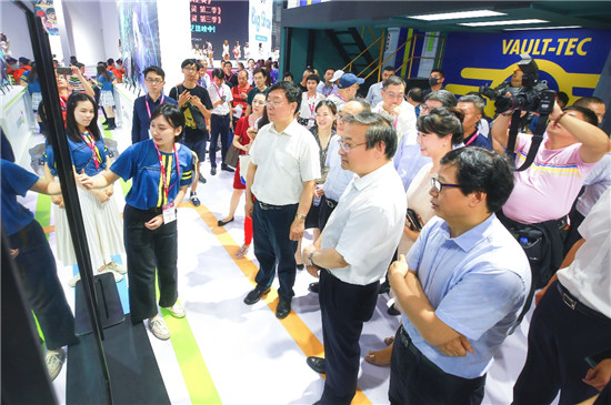 中宣部副部長梁言順視察2019ChinaJoy盛趣游戲展臺(tái)