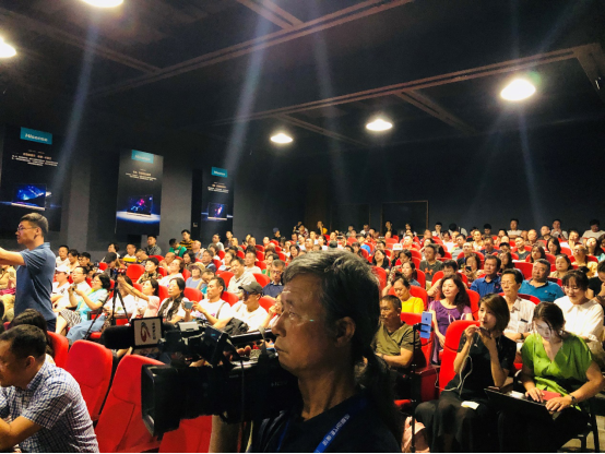 讓專業(yè)色彩經(jīng)得起逐寸推敲，海信疊屏電視成攝影師新晉神器