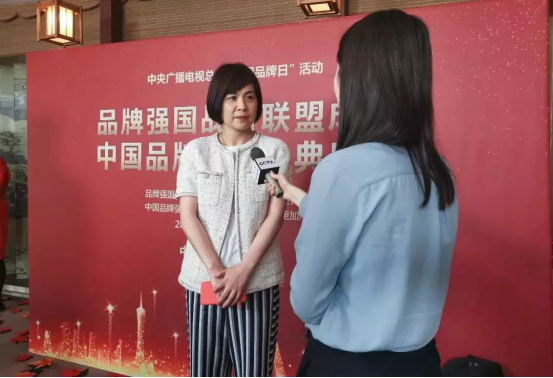 電動車深夜街頭拋錨，除了老爸還有誰能來“救你”
